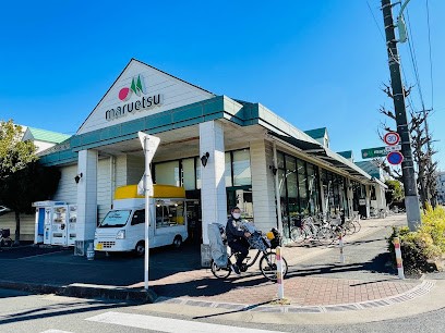 ���ӊ� �X�[�p�[ 300m �}���G�c�Œˌ��X