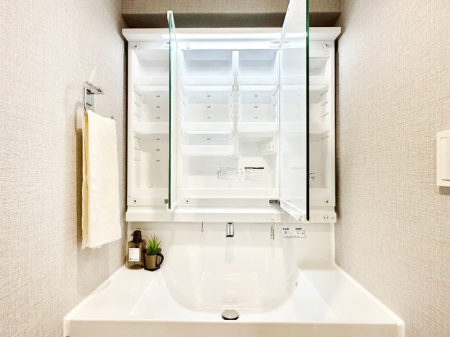 ���̑����� �O�ʋ��̗��ɁA���ϕi��q���p�i�Ȃǂ����[�\�B���ʑ����������ƕۂ��܂��I