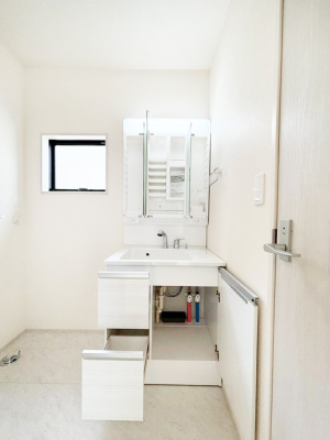 ���̑����� �O�ʋ��̗��ɁA���ϕi��q���p�i�Ȃǂ����[�\�B���ʑ����������ƕۂ��܂��I