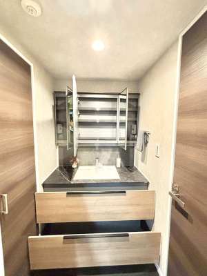 ���̑����� �O�ʋ��̗��ɁA���ϕi��q���p�i�Ȃǂ����[�\�B���ʑ����������ƕۂ��܂��I