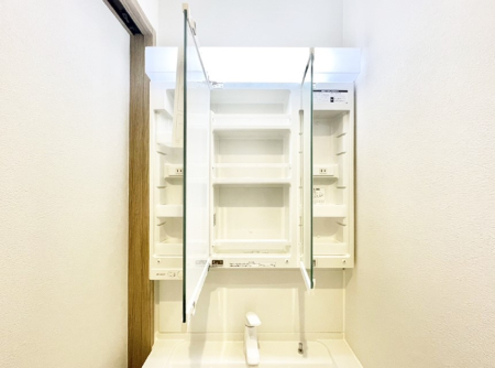 ���̑����� �O�ʋ��̗��ɁA���ϕi��q���p�i�Ȃǂ����[�\�B���ʑ����������ƕۂ��܂��I