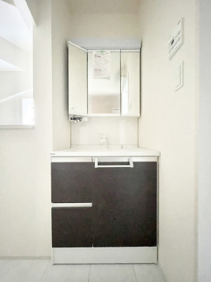 ���ʑ�E���ʏ� �O�ʋ��̗��ɁA���ϕi��q���p�i�Ȃǂ����[�\�B���ʑ����������ƕۂ��܂��I