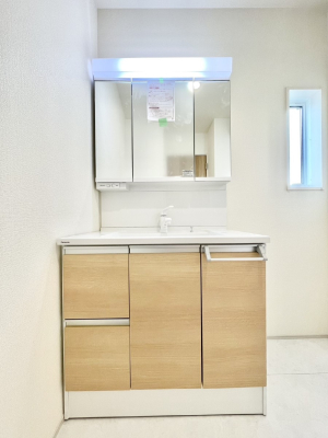 ���ʑ�E���ʏ� �O�ʋ��̗��ɁA���ϕi��q���p�i�Ȃǂ����[�\�B���ʑ����������ƕۂ��܂��I