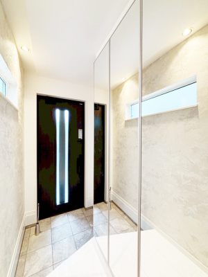 ���� �K���X�X���b�g�̓��������փh�A�������Ɍ���͂��Ă���܂�