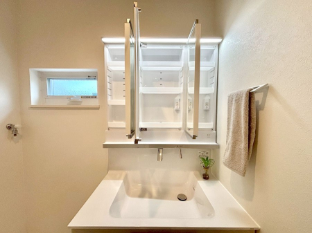 ���̑����� �O�ʋ��̗��ɁA���ϕi��q���p�i�Ȃǂ����[�\�B���ʑ����������ƕۂ��܂��I