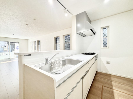 �L�b�`�� �u�₩�ȕ����ʂ蔲����L�b�`���B��������̂Ŗ��邭���C�ɂ��𗧂��܂��B�@