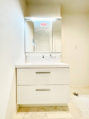 ���ʑ�E���ʏ� �O�ʋ��̗��ɁA���ϕi��q���p�i�Ȃǂ����[�\�B���ʑ����������ƕۂ��܂��I  