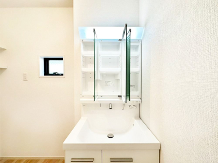 ���ʑ�E���ʏ� �O�ʋ��̗��ɁA���ϕi��q���p�i�Ȃǂ����[�\�B���ʑ����������ƕۂ��܂��I  