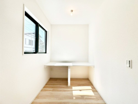 ���̑� ���r���O�ɂ́A���q�l�̕׋��ɂ��p�\�R����Ƃɂ��g����X�^�f�B�J�E���^�[�t��  