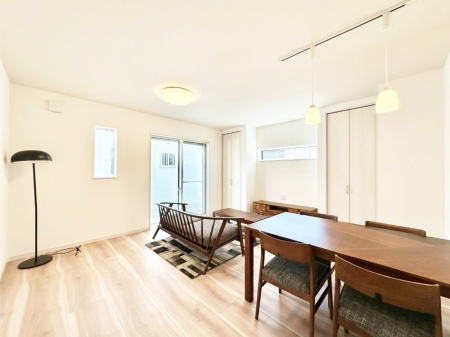 ���r���O ���邢�z���������A�����̕��͋C�ɖ�������郊�r���O�E�_�C�j���O�B 