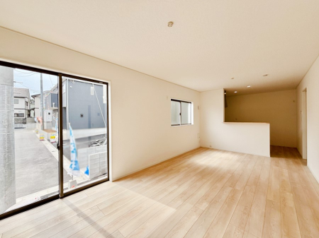 ���r���O ���邢�z���������A�����̕��͋C�ɖ�������郊�r���O�E�_�C�j���O�B �@