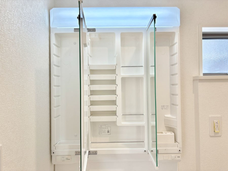 ���̑����� �O�ʋ��̗��ɁA���ϕi��q���p�i�Ȃǂ����[�\�B���ʑ����������ƕۂ��܂��I