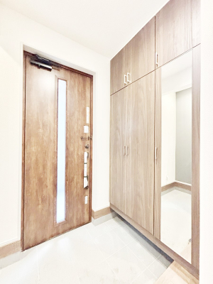 ���� �K���X�X���b�g�̓��������փh�A�������Ɍ���͂��Ă���܂�