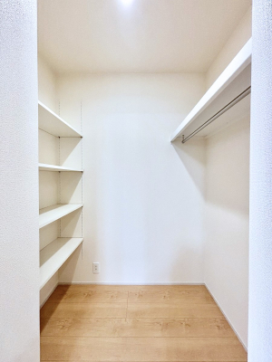 ���[ �t�@�~���[�N���[�[�b�g�͉Ƒ����L�̃X�y�[�X�B�n���K�[�p�C�v��I������̂ŋ@�\�I�Ɏ��[�ł��܂��B