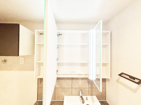 ���̑����� �O�ʋ��̗��ɁA���ϕi��q���p�i�Ȃǂ����[�\�B���ʑ����������ƕۂ��܂��I