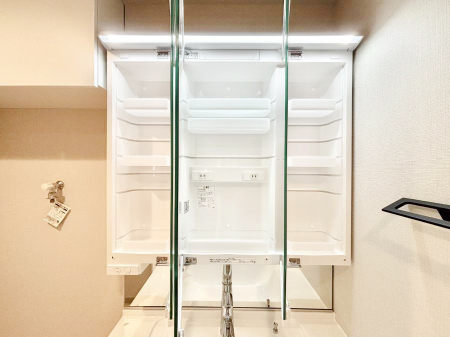 ���̑����� �O�ʋ��̗��ɁA���ϕi��q���p�i�Ȃǂ����[�\�B���ʑ����������ƕۂ��܂��I