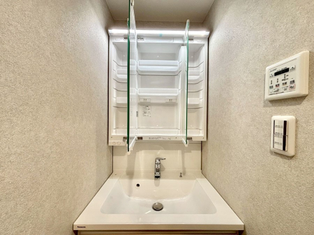 ���̑����� �O�ʋ��̗��ɁA���ϕi��q���p�i�Ȃǂ����[�\�B���ʑ����������ƕۂ��܂��I