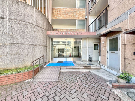 �G���g�����X �O�� �Y��ȃG���g�����X�́A���Z�҂�D�����}������Ă���܂�  