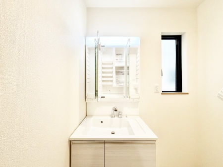 ���ʑ�E���ʏ� �O�ʋ��̗��ɁA���ϕi��q���p�i�Ȃǂ����[�\�B���ʑ����������ƕۂ��܂��I  