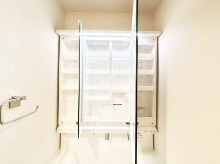 ���̑����� �O�ʋ��̗��ɁA���ϕi��q���p�i�Ȃǂ����[�\�B���ʑ����������ƕۂ��܂��I