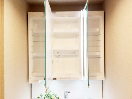 ���̑����� �O�ʋ��̗��ɁA���ϕi��q���p�i�Ȃǂ����[�\�B���ʑ����������ƕۂ��܂��I