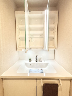 ���̑����� �O�ʋ��̗��ɁA���ϕi��q���p�i�Ȃǂ����[�\�B���ʑ����������ƕۂ��܂��I