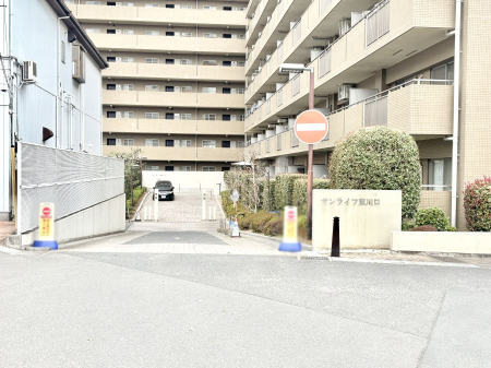 �G���g�����X �O�� �Y��ȃG���g�����X�́A���Z�҂�D�����}������Ă���܂�  