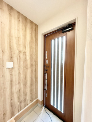 ���� �K���X�X���b�g�̓��������փh�A�������Ɍ���͂��Ă���܂�