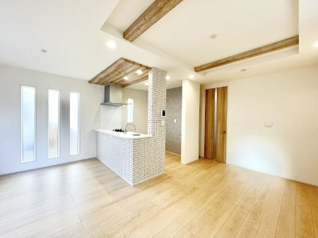 ���r���O �܏�V��͗��̓I�ȉ��s��������̂ŁA�V�䂪�L�������ĊJ���I�ȋ�Ԃ����o�ł��܂��B