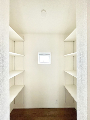 ���[ �L�b�`���ɂ̓p���g���[�I�H�ނ̃X�g�b�N�͂������A���p�i�̎��[�Ȃǎg�����͂��낢��I