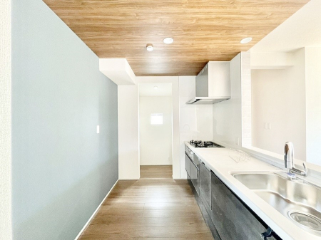 �L�b�`�� �u�₩�ȕ����ʂ蔲����L�b�`���B��������̂Ŗ��邭���C�ɂ��𗧂��܂��B