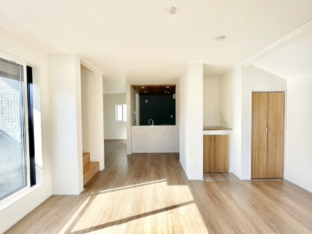 ���̑����� �����u�������܁v�u��������v�Ƒ��Ƃ̃R�~���j�P�[�V�������[�܂郊�r���O�C���K�i������܂��B