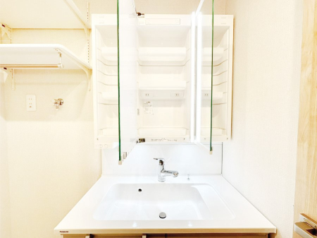 ���̑����� �O�ʋ��̗��ɁA���ϕi��q���p�i�Ȃǂ����[�\�B���ʑ����������ƕۂ��܂��I