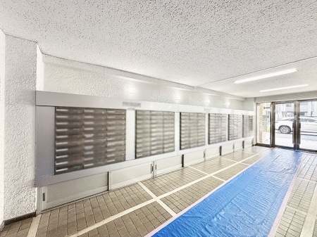 ���̑� �|�X�g�̓G���g�����X���ɂ���̂ŉJ�ɔG�ꂸ�X�ւ��󂯎��܂��ˁI