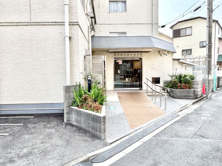 �G���g�����X �O�� �Y��ȃG���g�����X�́A���Z�҂�D�����}������Ă���܂�  