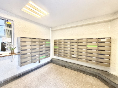 ���̑� �|�X�g�̓G���g�����X���ɂ���̂ŉJ�ɔG�ꂸ�X�ւ��󂯎��܂��ˁI