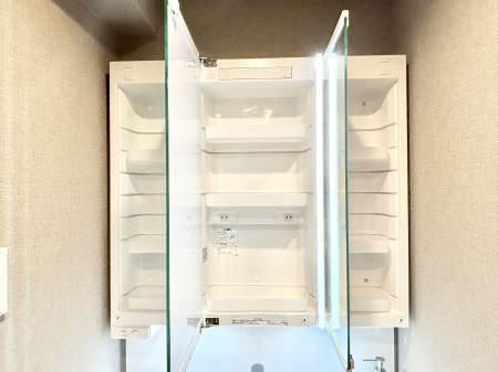 ���̑����� �O�ʋ��̗��ɁA���ϕi��q���p�i�Ȃǂ����[�\�B���ʑ����������ƕۂ��܂��I