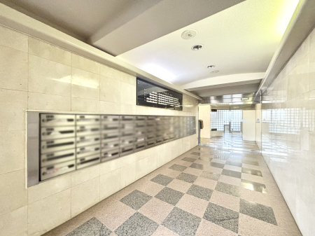 ���̑� �|�X�g�̓G���g�����X���ɂ���̂ŉJ�ɔG�ꂸ�X�ւ��󂯎��܂��ˁI