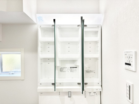 ���ʑ�E���ʏ� �O�ʋ��̗��ɁA���ϕi��q���p�i�Ȃǂ����[�\�B���ʑ����������ƕۂ��܂��I  