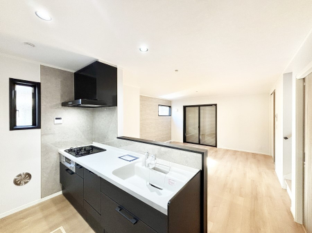 �L�b�`�� ���r���O�ŗV�Ԃ��q�l�������Ȃ��炨�������ł���ΖʃL�b�`���B  