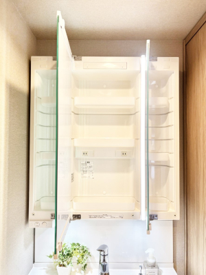 ���̑����� �O�ʋ��̗��ɁA���ϕi��q���p�i�Ȃǂ����[�\�B���ʑ����������ƕۂ��܂��I