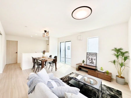 ���r���O ���Ƒ��̓��₩�Șb�����ŕ�܂�閾�邢���r���O