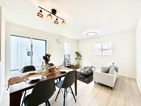 ���r���O ���R������荞�܂�A�Ƒ��c���̏ꏊ�𖾂邭���o