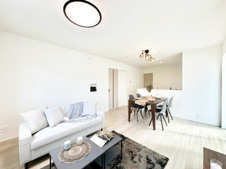 ���̑����� �Ƒ��̏Ί炪���R�Ɛ��܂�Ă���A����ȕ��͋C�̃_�C�j���O�Ɏd�オ���Ă��܂��B