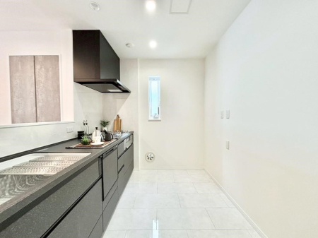 �L�b�`�� �u�₩�ȕ����ʂ蔲����L�b�`���B��������̂Ŗ��邭���C�ɂ��𗧂��܂��B