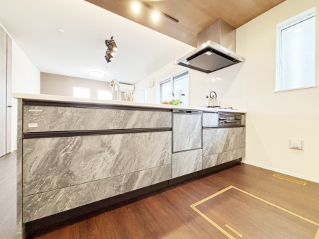 �L�b�`�� ���������Ȃ��炲�Ƒ��Ƃ̉�b���y���߂�ΖʃJ�E���^�[�L�b�`��