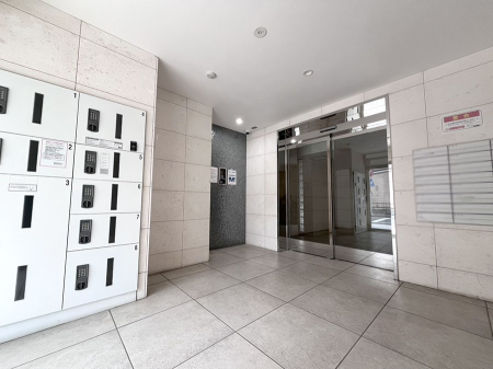 ���̑� �|�X�g�̓G���g�����X���ɂ���̂ŉJ�ɔG�ꂸ�X�ւ��󂯎��܂��ˁI