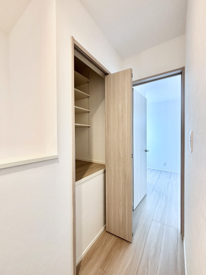 ���[ 2�K�L�����[�ɂ͑|���p�i����p�i�̃X�g�b�N�Ȃǂ����[�ł��܂��B