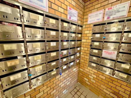 ���̑� �|�X�g�̓G���g�����X���ɂ���̂ŉJ�ɔG�ꂸ�X�ւ��󂯎��܂��ˁI