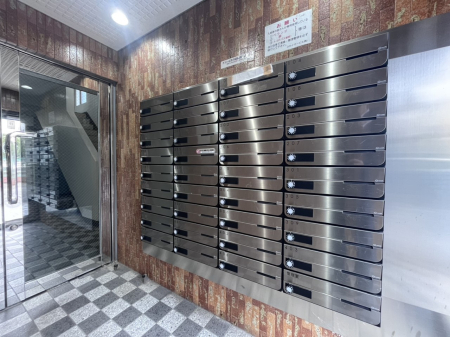 ���̑� �|�X�g�̓G���g�����X���ɂ���̂ŉJ�ɔG�ꂸ�X�ւ��󂯎��܂��ˁI